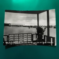 MARINA DI PIETRASANTA SPIAGGIA VISTA DA BAGNO COLUCCINI 1955 CARTOLINA VIAGGIATA