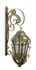 Una lanterna a muro in ferro -