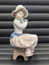 NAO by LLADRO 1049 FIGURINA UN GRANDE ABBRACCIO #1049 RAGAZZA SEDUTA SULLO SGABELLO CON CUCCIOLO (S3) 