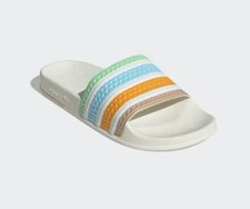 Adidas Uomo Adilette Slides Bianco Multicolore Strisce Taglia UK10 Nuovo con scatola Spiaggia Piscina