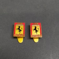 Lotto di 2 pin Club Ferrari 15x10 mm smalti in buone condizioni