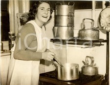 1939 AMERSHAM (UK) Wendy WOODHEAD Campionessa TENNIS mentre cucina *Fotografia
