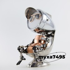 Figura robot stile industriale