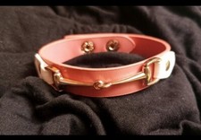 Braccialetto in ecopelle rosa antico con filetto oro per cavalli. 