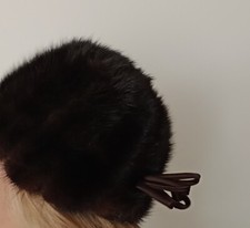 Cappello di visone marrone scuro tendente al nero. 