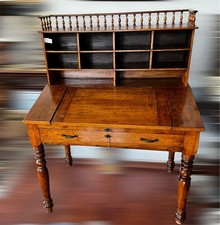 Scrittoio In Noce Di Fine ‘800/Inizio ‘900 In Noce Con Piano Apribile E Cassetti