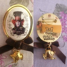 Spilla Fixdesign "Alice in Wonderland" con Cappellaio Matto