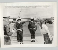 1st Lady PAT NIXON si inchina