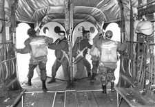 2704) AVIAZIONE, PARACADUTISTI IN LANCIO ALL'INTERNO DI AEREO C 119G. VG. 