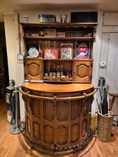 mobile bar vintage con bancone e sgabelli