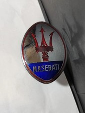 Stemma Maserati auto vintage originale con supporto e bulloni conservato raro