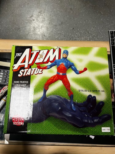 The atom statua jla mano - atom,