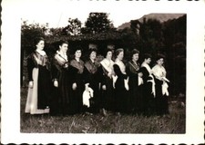 FOTO DI GRUPPO RAGAZZE IN COSTUMI REGIONALI - FOTOGRAFO DI BIELLA - 1950ca