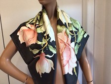 SCIARPA DI SETA SALVATORE FERRAGAMO “Magnolia” (34” x 34” ) NUOVA