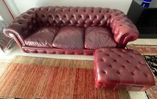 Divano tre posti e pouf Chester di Poltrona Frau, pelle Frau Heritage Bordeaux