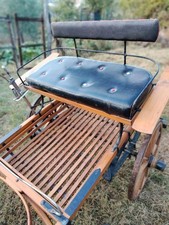 Due calessi da passeggio per cavallo