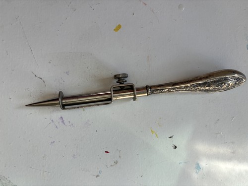 Antico stiletto repousse - , in