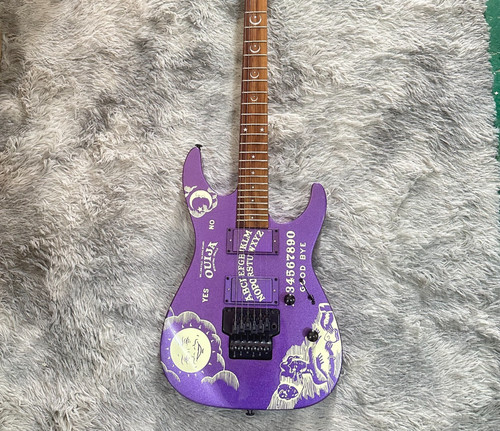 Chitarra elettrica viola