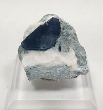 Benitoite con Natrolite su