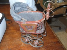 antica carrozzina giocattolo in legno e ferro battuto