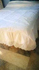 Copriletto matrimoniale in mylon bianco con volante ricamato, 220x220 (Anni '70 