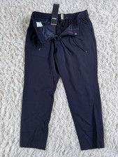 Pantaloni nuovi con etichette