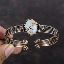 Bracciale regolabile avvolto