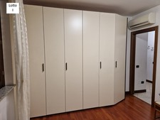 Armadio beige angolare a più ante