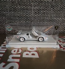 Hot Wheels RLC Exclusive - 1982 Lamborghini Countach LP 500 S in mano 