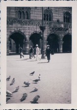  FOTO DI DONNA IN PIAZZA DUOMO