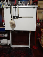 Tavolo da disegno professionale con tecnigrafo, lampada e struttura di supporto