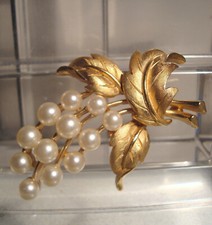 VINTAGE SPILLA "TRIFARI" FOGLIE E PERLE 