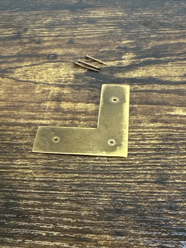 Corsia angolo ottone per comò