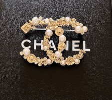 Spilla CHANEL con logo e