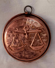 VECCHIA FORMELLA IN RAME BUDINO BUDINIERA DOLCI STAMPO ZODIACALE BILANCIA. CV61