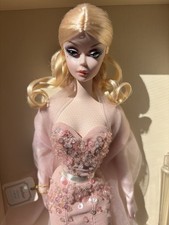 2012 BARBIE FASHION MODEL COLLEZIONE ABITO SIRENA ROSA SILKSTONE ETICHETTA ORO NRFB