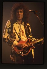 Queen Brian May suona chitarra