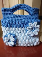 Borsa a mano in tessuto celeste e  fiori fatta a mano all'uncinetto