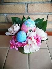 Centrotavola pasquale su base in latta con fiori artificiali e uova decorative 