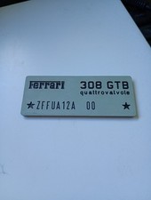 FERRARI 308 GTB QUATTROVALVOLE, DISTINTIVO AUTO VIN in plastica anni 80, mai usato