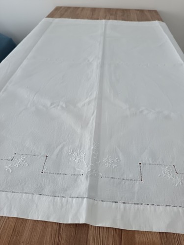 Tenda lino ricamata - di,