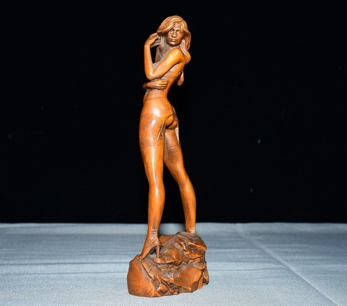 Statua femminile arte bosso