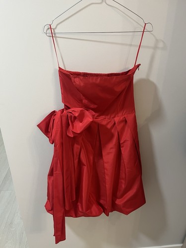 Abito rosso senza spalline con