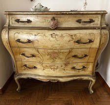 antica cassettiera e due comodini