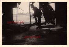 capannone aereo distrutto con