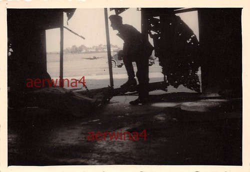 Capannone aereo distrutto con - capannone,