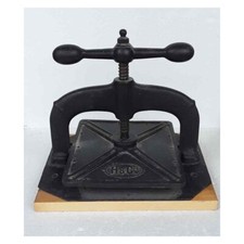 Antica pressa torchio in ghisa