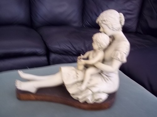 Scultura donna con bambino di - donna,