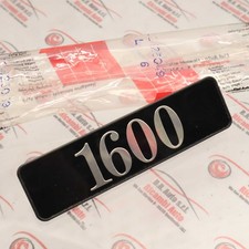 EMBLEMA SIGLA MODELLO LANCIA PRISMA 1600 COD. 82425049 NUOVO ORIGINALE