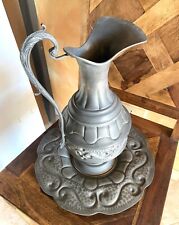 Elegante Vaso  Vintage in Peltro con Manico  E Piatto Abbinato Decorato